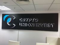 Интерьерная вывеска "Crypto union invest"