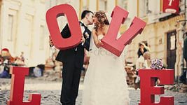 объемные буквы love для свадебной фотосессии