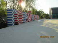 Буквы "Загорайте с нами" на пляже Парка Горького.